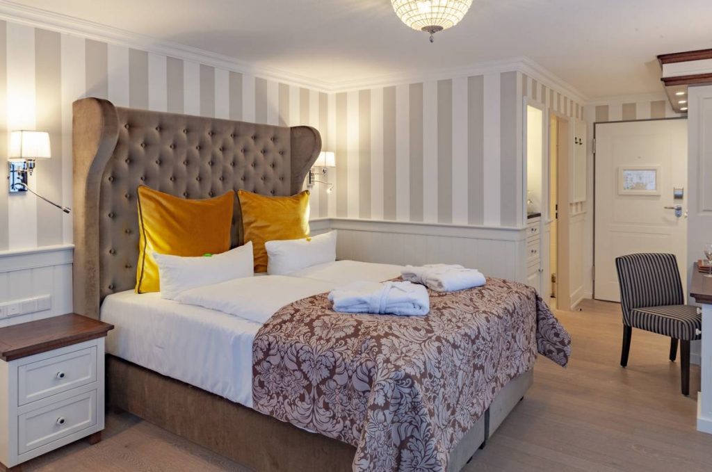 Luxuriöses Hotelbett im Europahotel Kühlungsborn