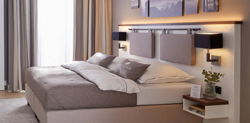 Hotelzimmer mit Dekoration