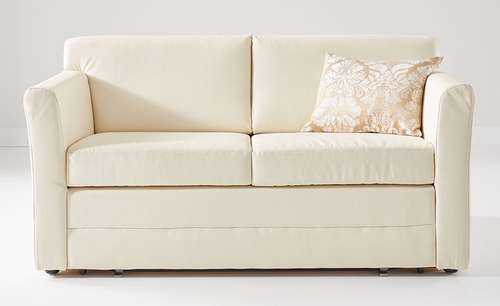 Creme-weißes Schlafsofa mit dekorativem Kissen